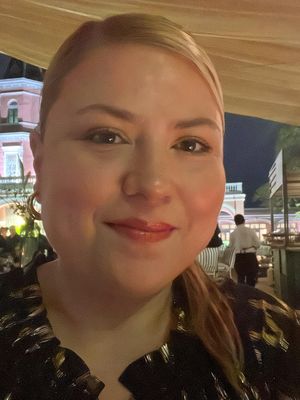 Alejandra, 44
