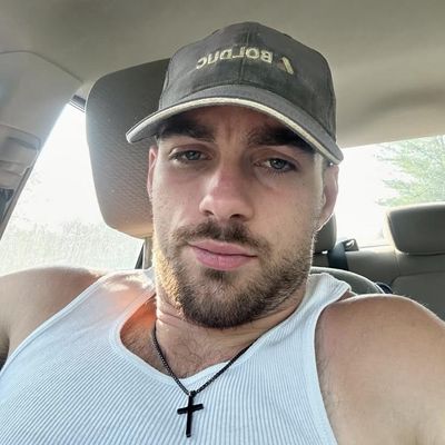 Nicolas, 24