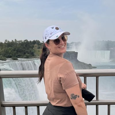 Noor, 27