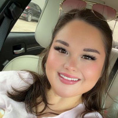 Yesenia, 28