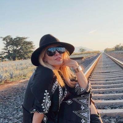 Yoly, 49