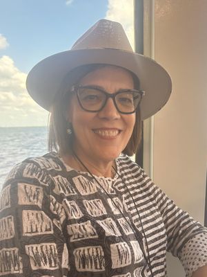 Mayra, 49
