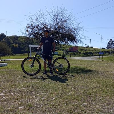 Tomas, 27