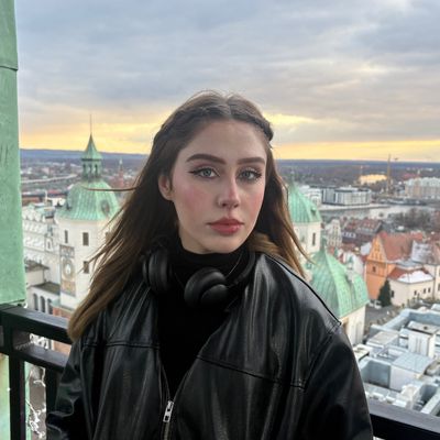 Mary Kate, 23