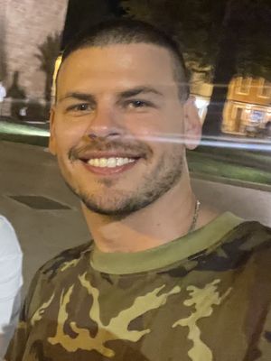 Karl, 35