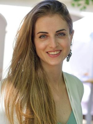 Emanuela, 35
