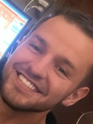Carlos, 33