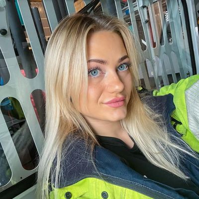 Tracy, 28