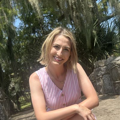 Courtney, 27