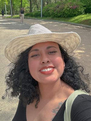 Andrea, 33