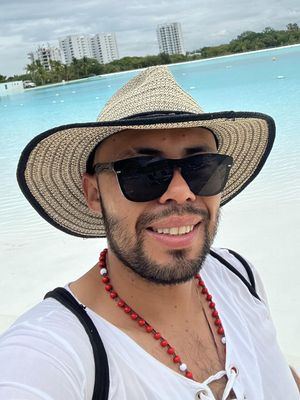 Nicolas, 32