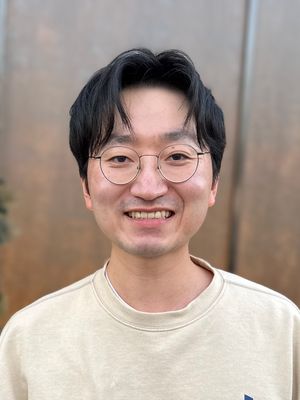 Daniel, 32