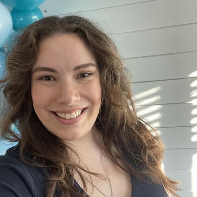 Julia, 22
