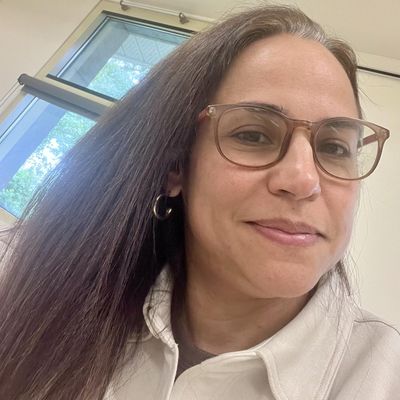 Mayra, 49