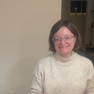 Lilly, 32