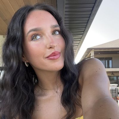 Micaela, 23