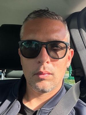 Tom, 33