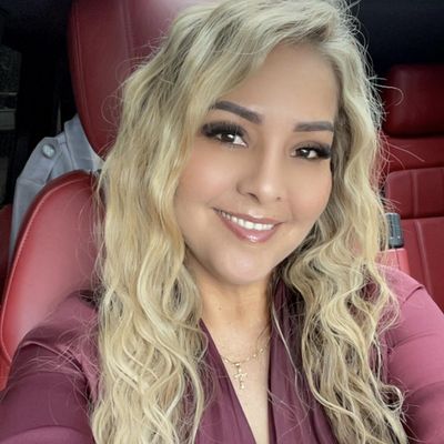 Alejandra, 52