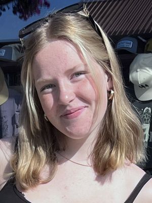 Ellie, 19