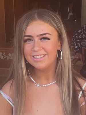 Chloe, 18