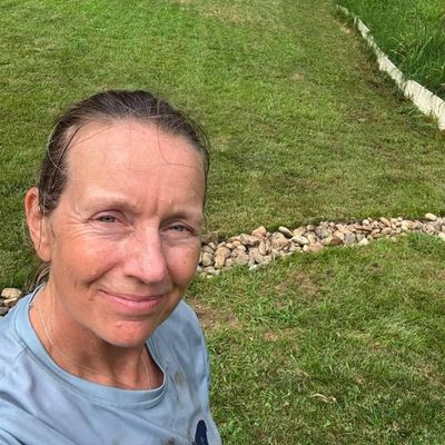 Lindsy, 48