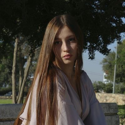 Ellie Clark, 22