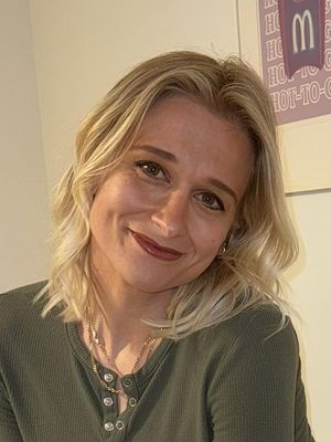Alexis, 32