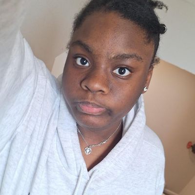 Evelyne, 18