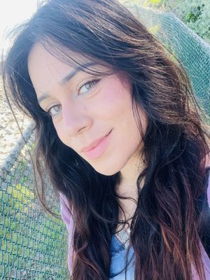 Dolores, 28