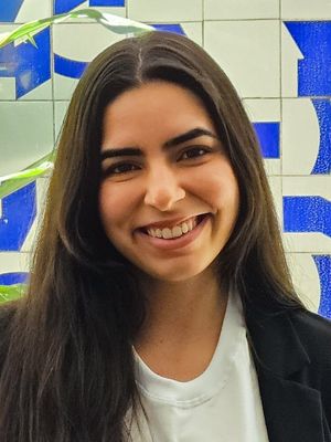 Larissa, 28