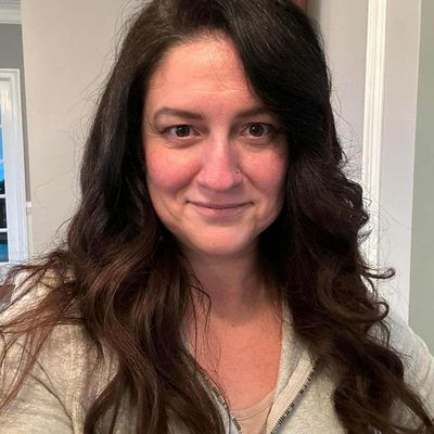 Olivia, 44
