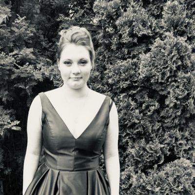 Claudia, 22