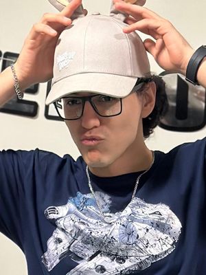 Johnny, 27