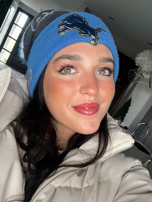 Micaela, 22