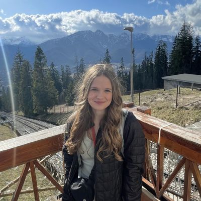 Elise, 23