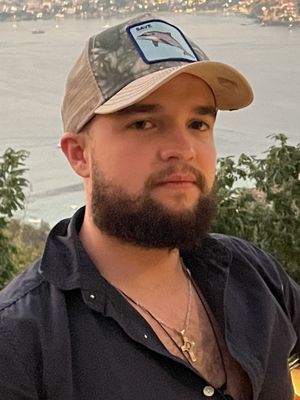 Carlos, 28
