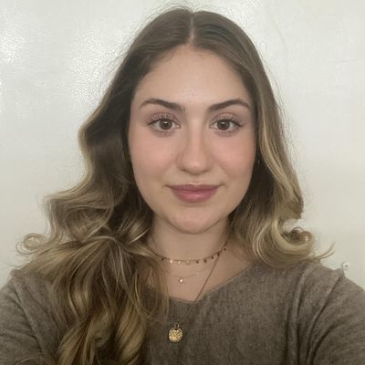 Lucia, 22