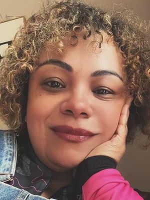 Daniela, 44