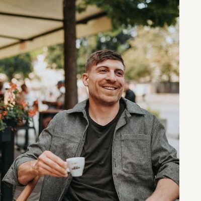 Derrek, 32