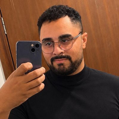 Nicolas, 25