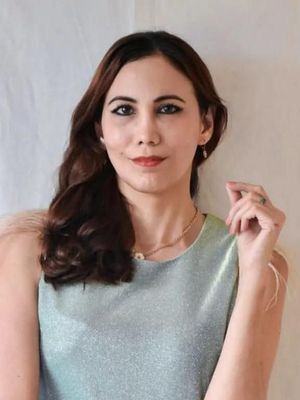 Mia Esther, 45