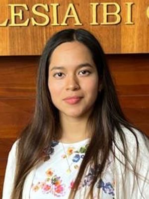 Estefanny, 22