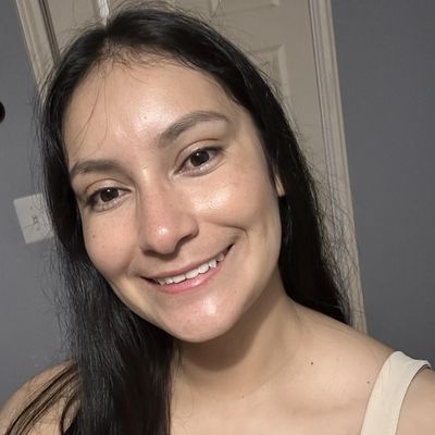 Yaneli, 28