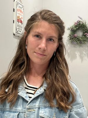 Dominique, 28