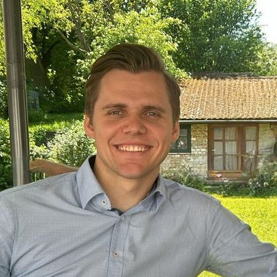 Maximilian, 30