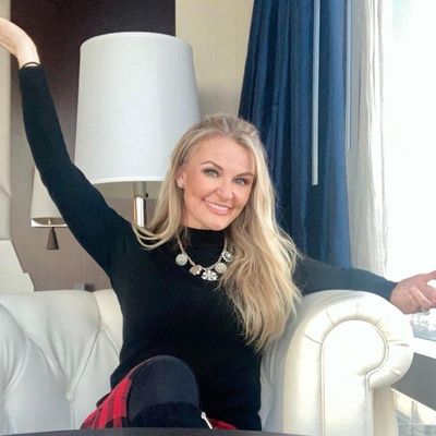 Nikki, 48