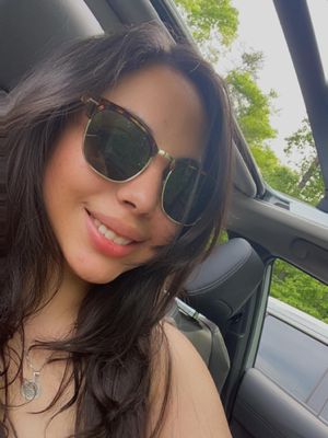 Gabriela, 33