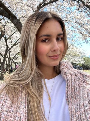 Sara, 21