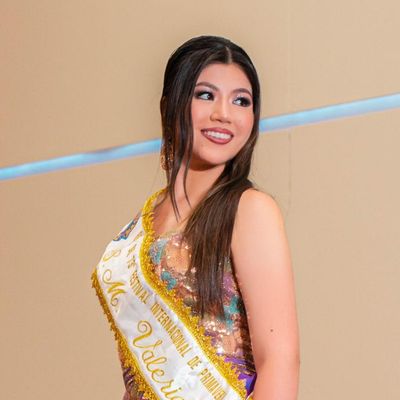 Valeria, 24