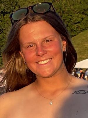Caroline, 21